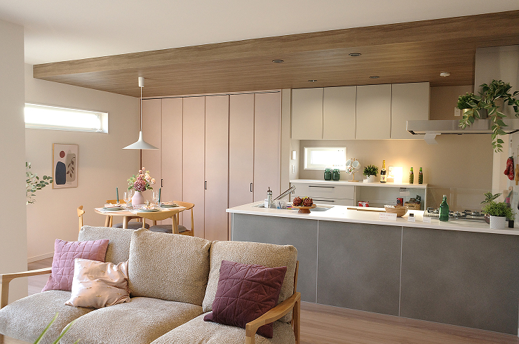 やわらかな色に、心がほどけるリビング